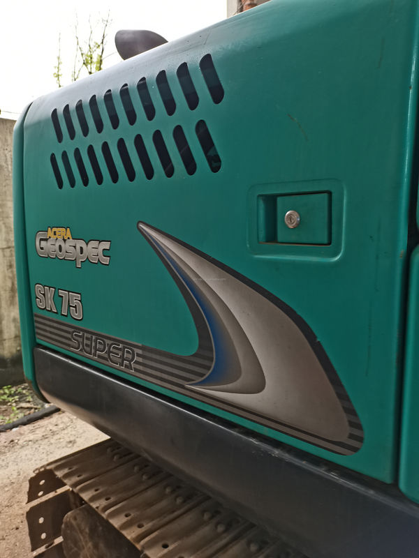 コベルコ SK200 中古ミニ掘削機 コベルコ SK75 品質が良い 価格が安い 中古液体クローバー掘削機 日本産
