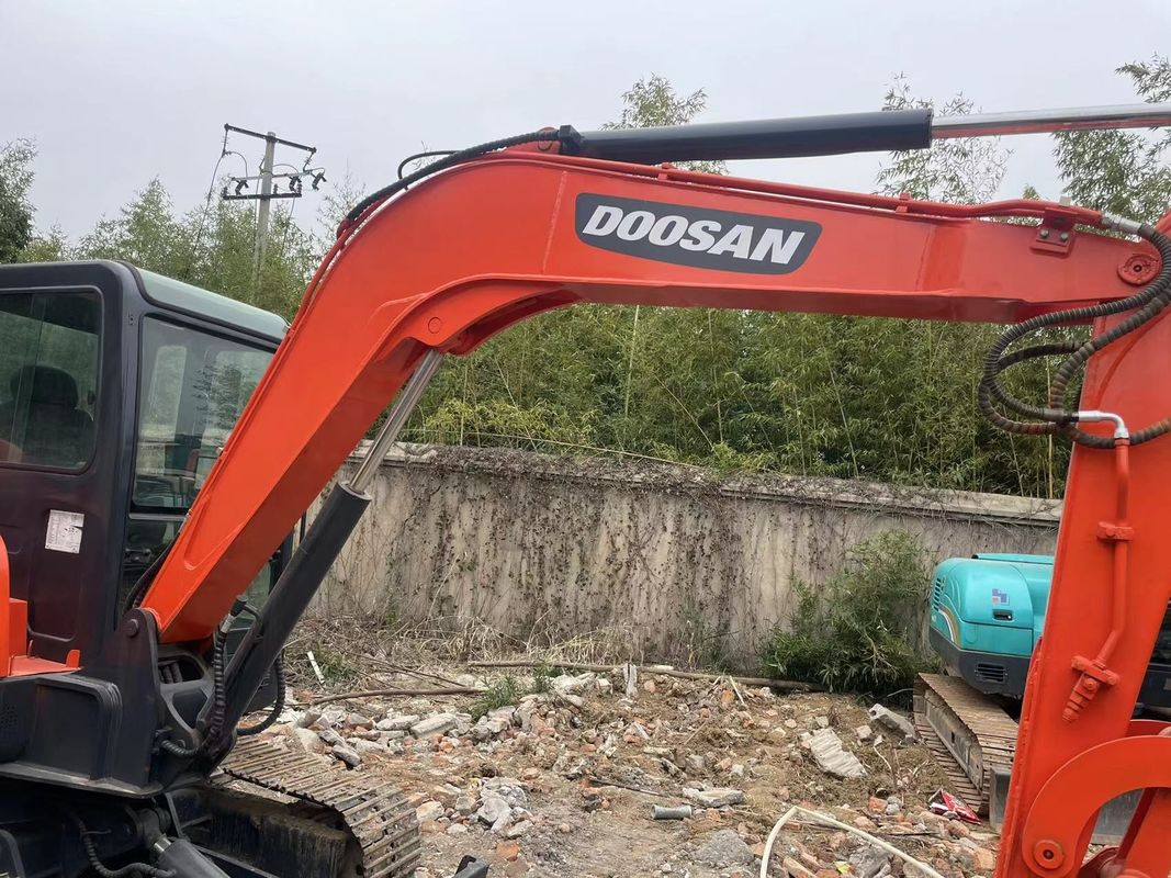 オレンジ色 ミニ 中古キャット ドーサンDx55 中古掘削機 5.5トン