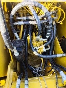 中古の掘削機 猫の毛虫320D