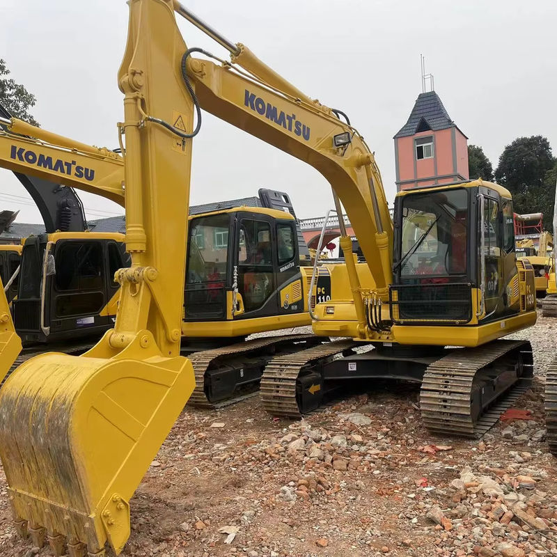 新しい到着 古い掘削機 KOMATSU PC130/低労働時間 2番手 KOMATSU EXKAVAYOT 移動状態良好
