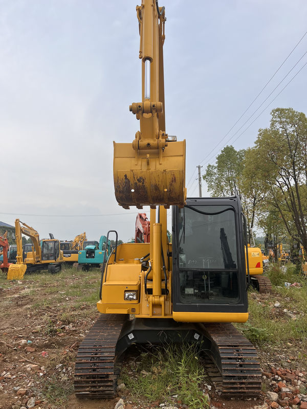 新しい到着 古い掘削機 KOMATSU PC130/低労働時間 2番手 KOMATSU EXKAVAYOT 移動状態良好